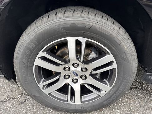 Used 2024 Ford Expedition Limited image 11