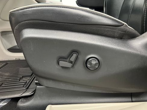 Used 2024 Chrysler Pacifica Limited image 10