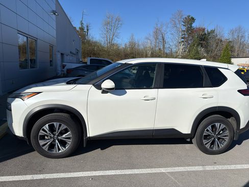 Used 2023 Nissan Rogue SV image 3