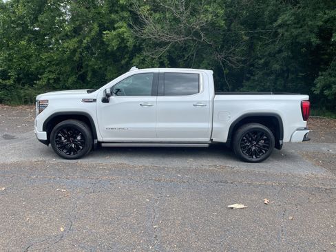 Used 2023 GMC Sierra 1500 Denali w/ Technology Package AWD/4WD image 2