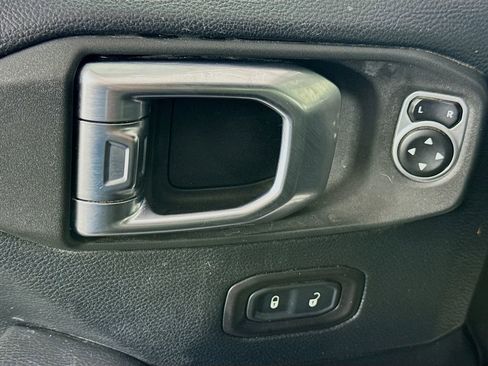 Used 2018 Jeep Wrangler Unlimited Sahara image 21