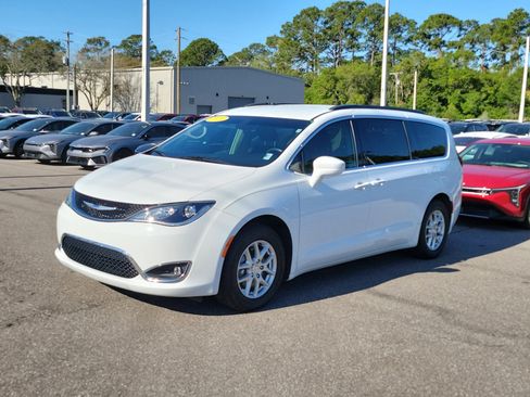 Used 2020 Chrysler Pacifica Touring w/ Cold Weather Group FWD image 3