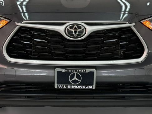 Used 2022 Toyota Highlander LE FWD image 19