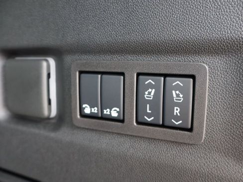 New 2025 Chevrolet Suburban Premier image 42