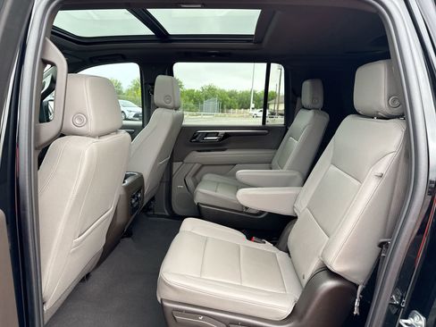 Used 2025 Chevrolet Suburban Z71 w/ Comfort Package image 24