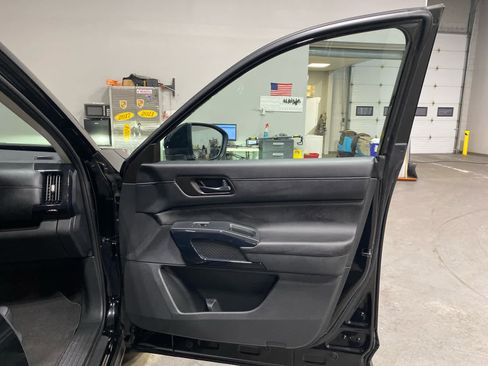 Used 2024 Nissan Pathfinder S image 29