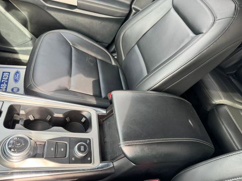 Used 2023 Ford Explorer XLT w/ Equipment Group 202A AWD/4WD image 9