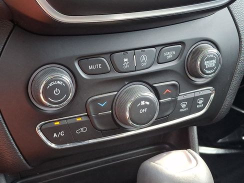 Used 2021 Jeep Cherokee Latitude Plus AWD/4WD image 16