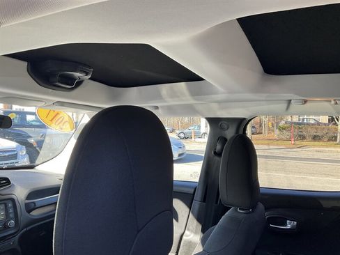 Used 2017 Jeep Renegade Latitude w/ Cold Weather Group image 16