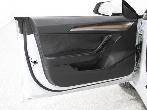 Used 2021 Tesla Model 3 Standard Range Plus image 4