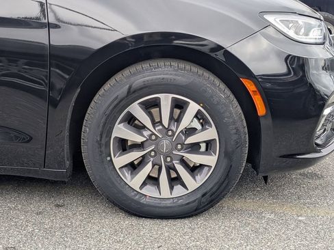 Used 2024 Chrysler Pacifica Select image 10