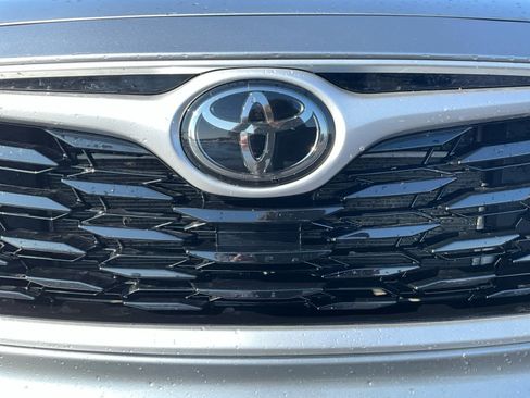 Used 2022 Toyota Highlander XLE image 9