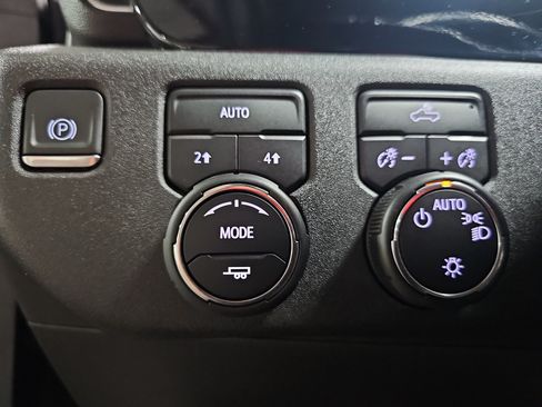 Used 2023 Chevrolet Silverado 1500 LT AWD/4WD image 25