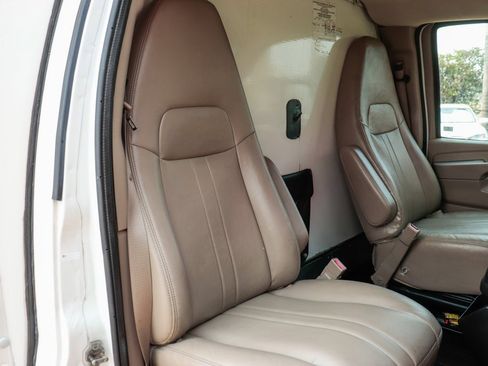 Used 2015 Chevrolet Express 4500 image 37
