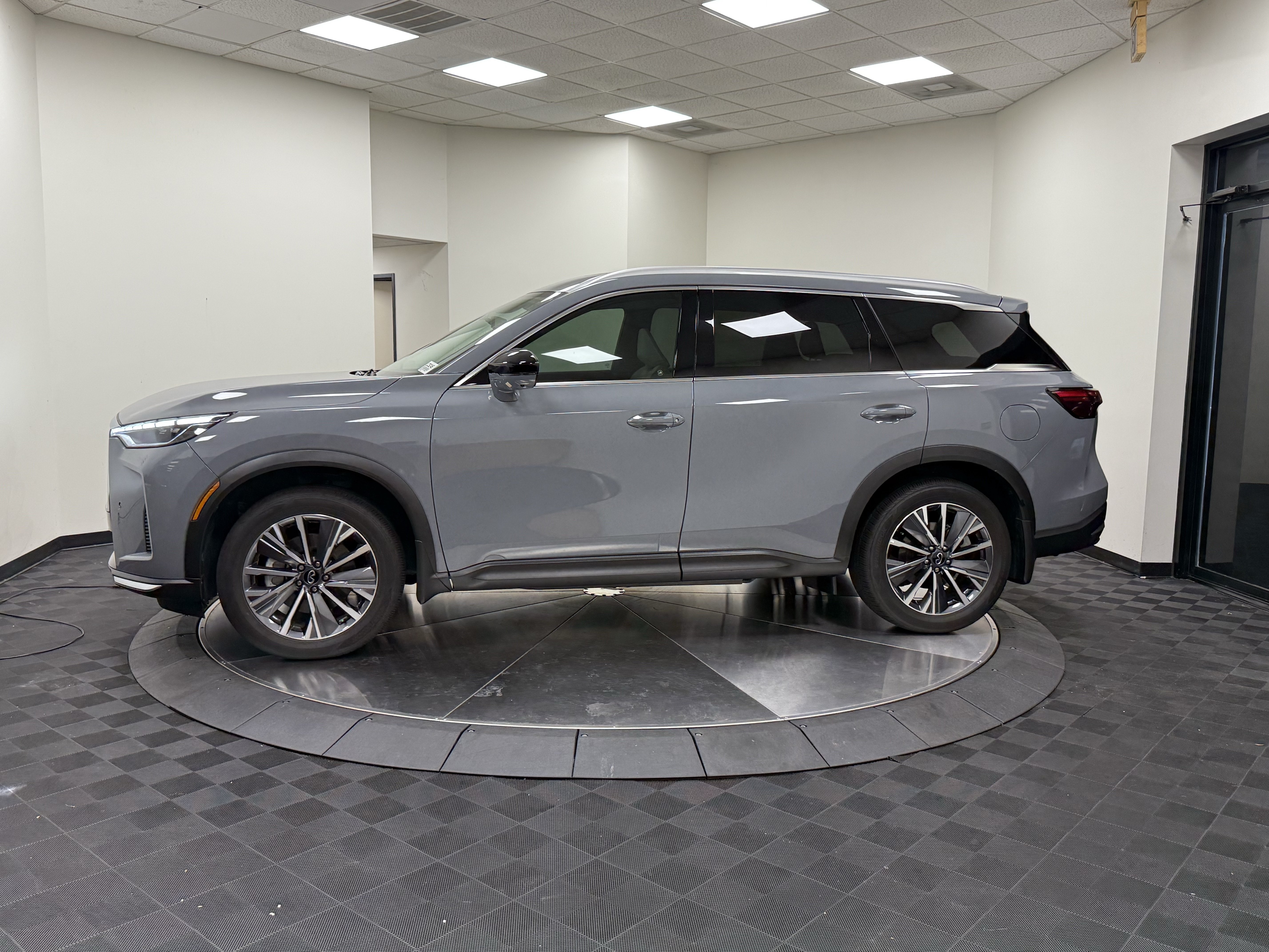 Certified 2027 INFINITI QX60 Luxe w/ Cargo Package FWD image 4