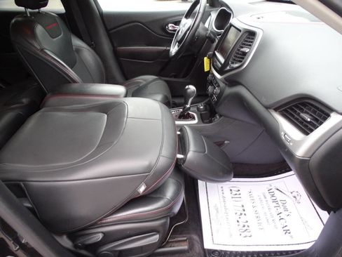 Used 2016 Jeep Cherokee Trailhawk w/ Cold Weather Group image 38