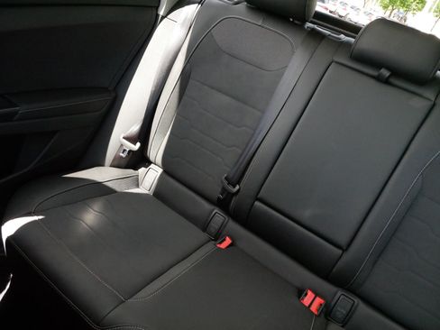 Certified 2025 Volkswagen Taos SE AWD/4WD image 12