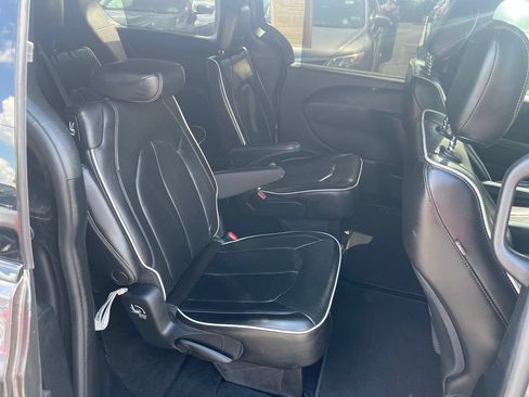 Used 2022 Chrysler Pacifica Limited w/ S Appearance Package FWD image 19