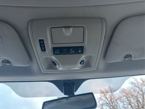 Used 2015 Chrysler Town & Country Limited Platinum FWD image 16