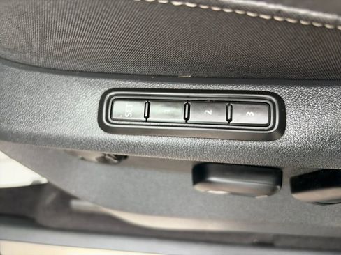 Used 2022 Volkswagen Atlas Cross Sport SEL image 17