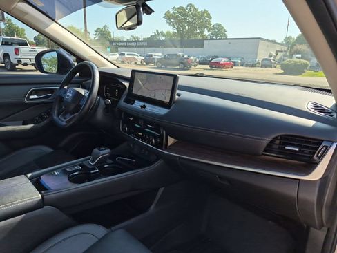 Used 2025 Nissan Rogue Platinum FWD image 31
