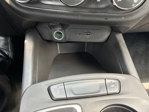 Used 2024 Chevrolet Trax RS FWD image 31