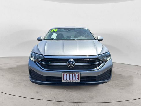 Used 2024 Volkswagen Jetta SE FWD image 2