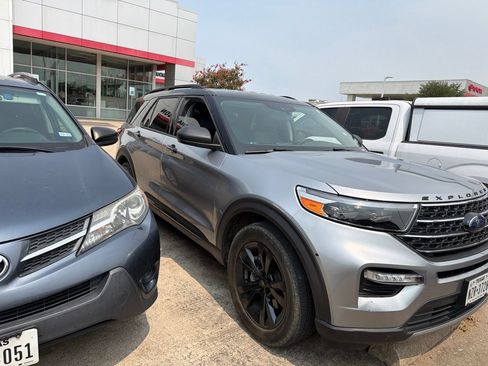 Used 2020 Ford Explorer XLT w/ Equipment Group 202A RWD image 3
