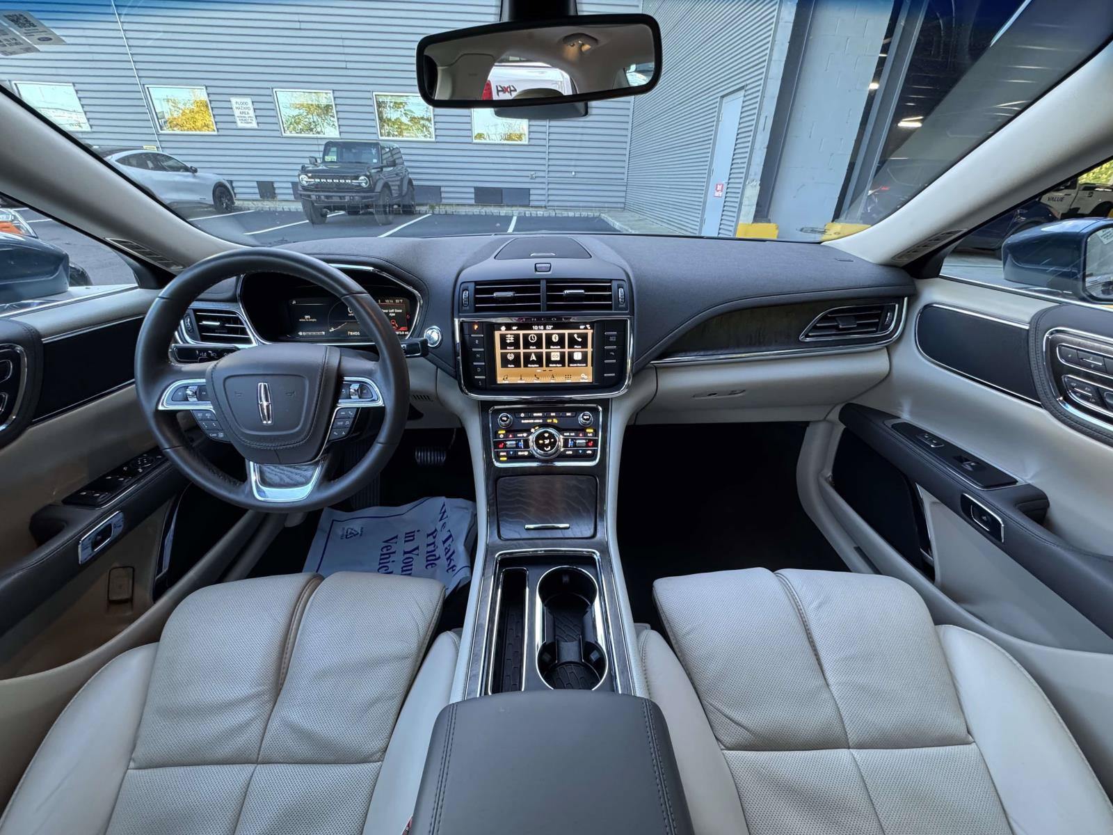 Used 2019 Lincoln Continental Select AWD/4WD image 38