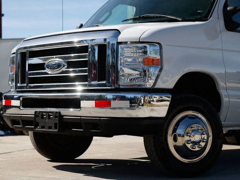 Used 2017 Ford E-350 and Econoline 350 Super Duty image 30