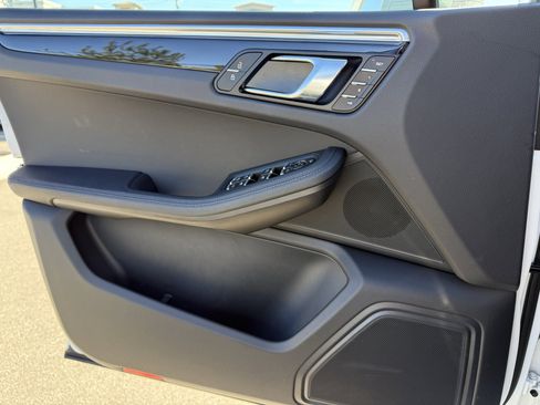 Used 2025 Porsche Macan image 26