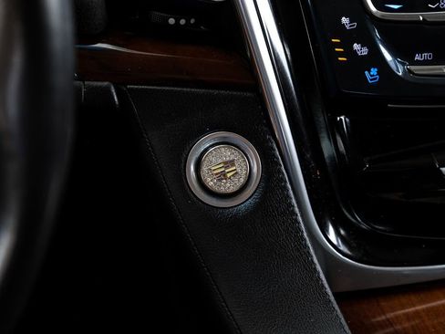 Used 2019 Cadillac Escalade Luxury AWD/4WD image 19