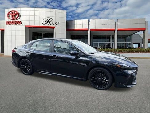 Certified 2025 Toyota Camry SE FWD image 1