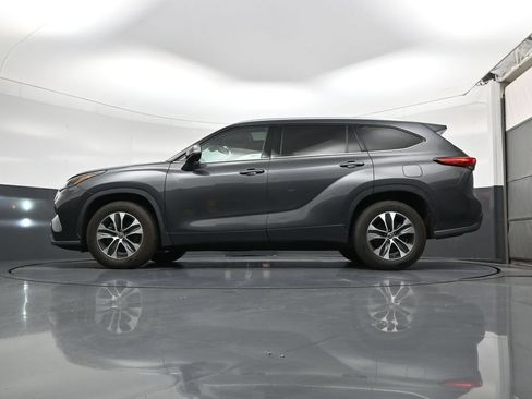 Used 2021 Toyota Highlander XLE FWD image 19