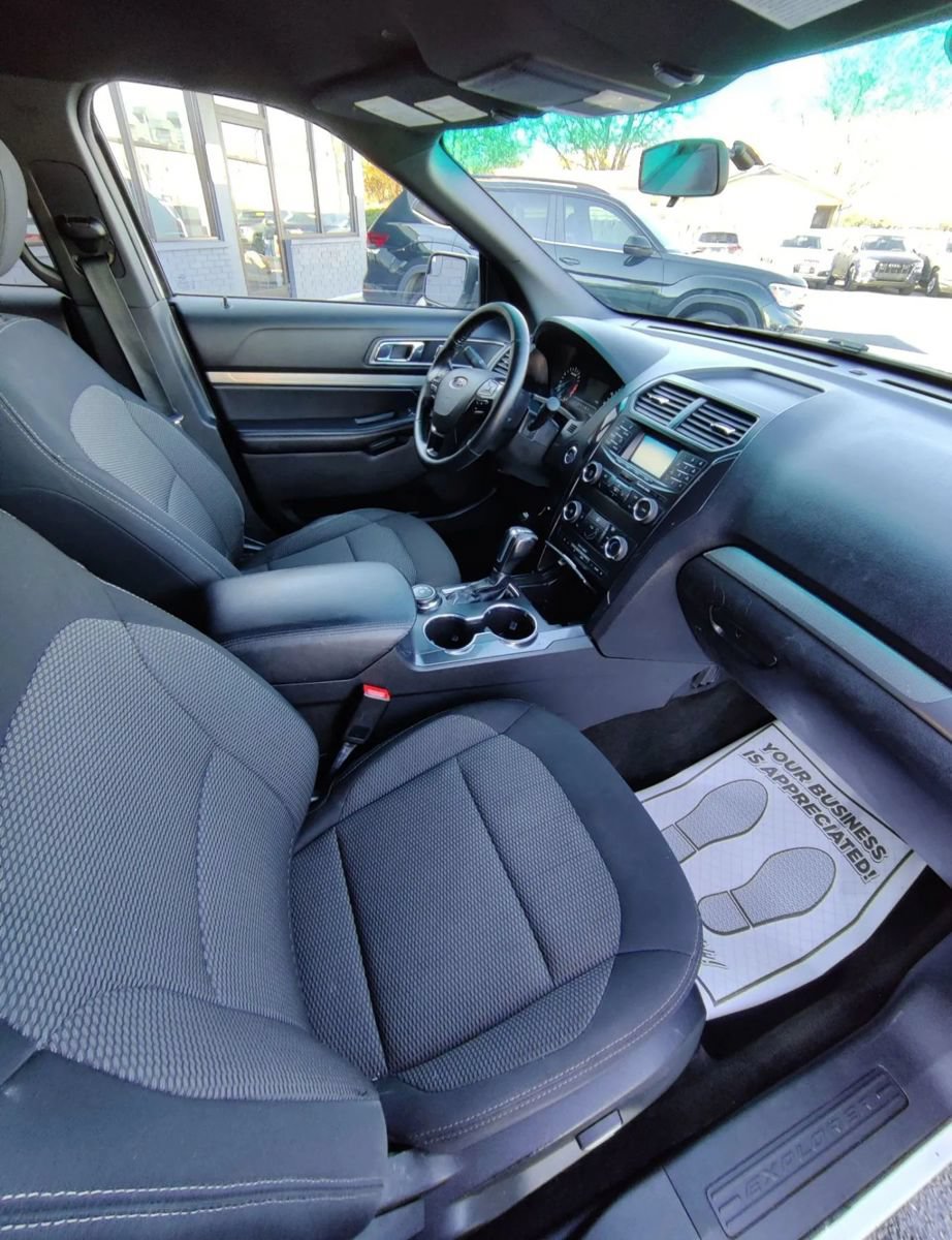 Used 2018 Ford Explorer XLT AWD/4WD image 10