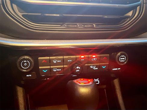 Used 2023 Jeep Compass Limited image 15