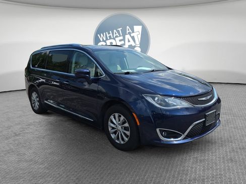 Used 2018 Chrysler Pacifica Touring-L FWD image 1