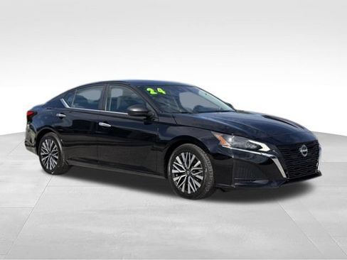 Used 2024 Nissan Altima 2.5 SV FWD image 2