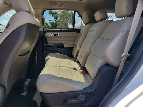 Used 2020 Ford Explorer Platinum w/ Premium Technology Package AWD/4WD image 9