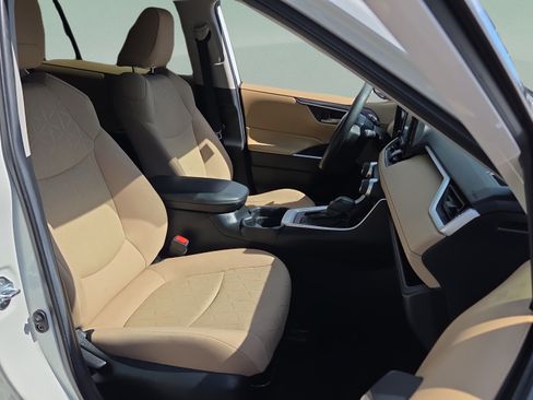 Used 2021 Toyota RAV4 XLE w/ Convenience Package FWD image 15