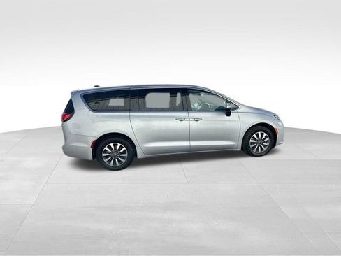 Used 2023 Chrysler Pacifica Touring-L FWD image 8