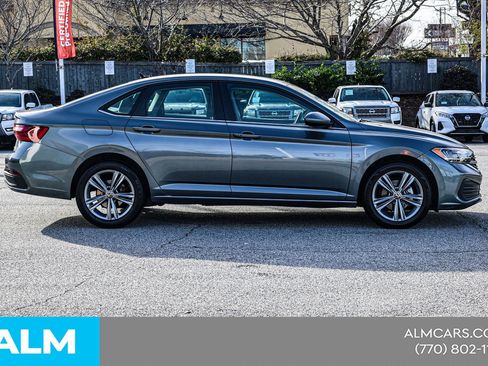 Used 2024 Volkswagen Jetta SE image 11