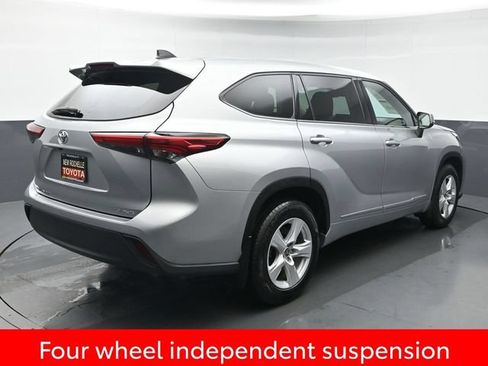 Used 2022 Toyota Highlander LE AWD/4WD image 7