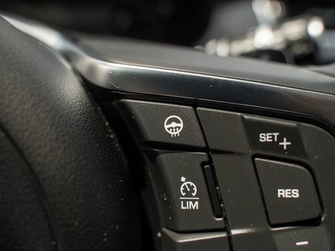 Used 2020 Jaguar E-PACE SE image 23