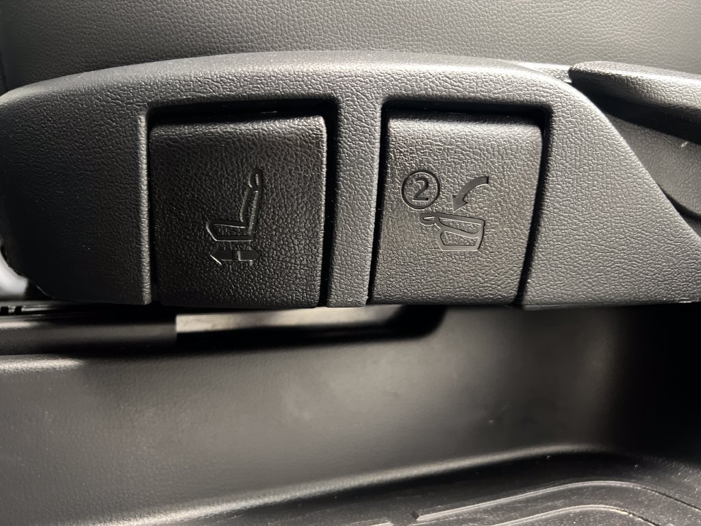 Used 2025 Toyota Highlander XLE FWD image 19