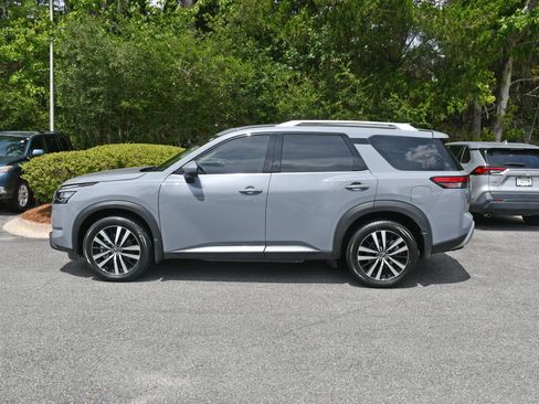 Used 2025 Nissan Pathfinder Platinum FWD image 2