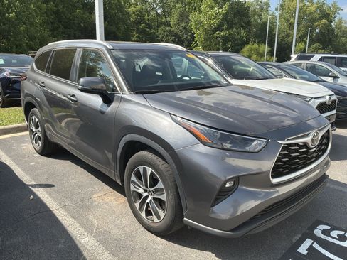 Used 2023 Toyota Highlander XLE FWD image 5