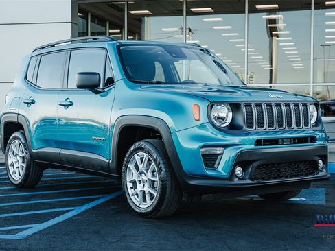 Used 2022 Jeep Renegade Latitude image 3
