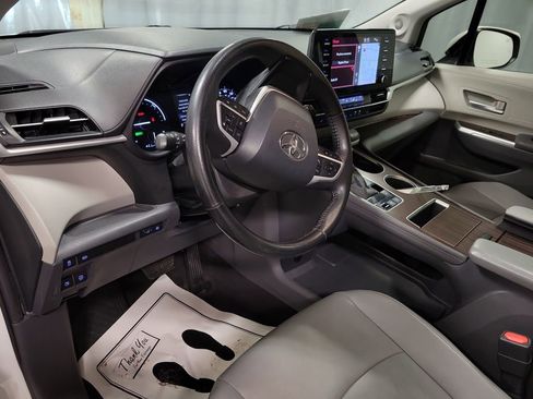 Used 2021 Toyota Sienna XLE image 13