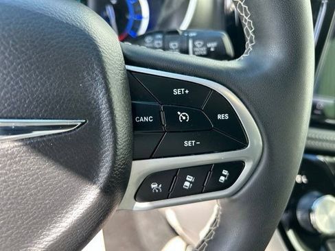 Used 2023 Chrysler Pacifica Touring-L FWD image 16